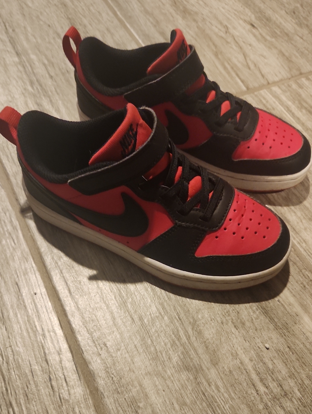 Nike Kids Red and Black Low-Top Sneakers